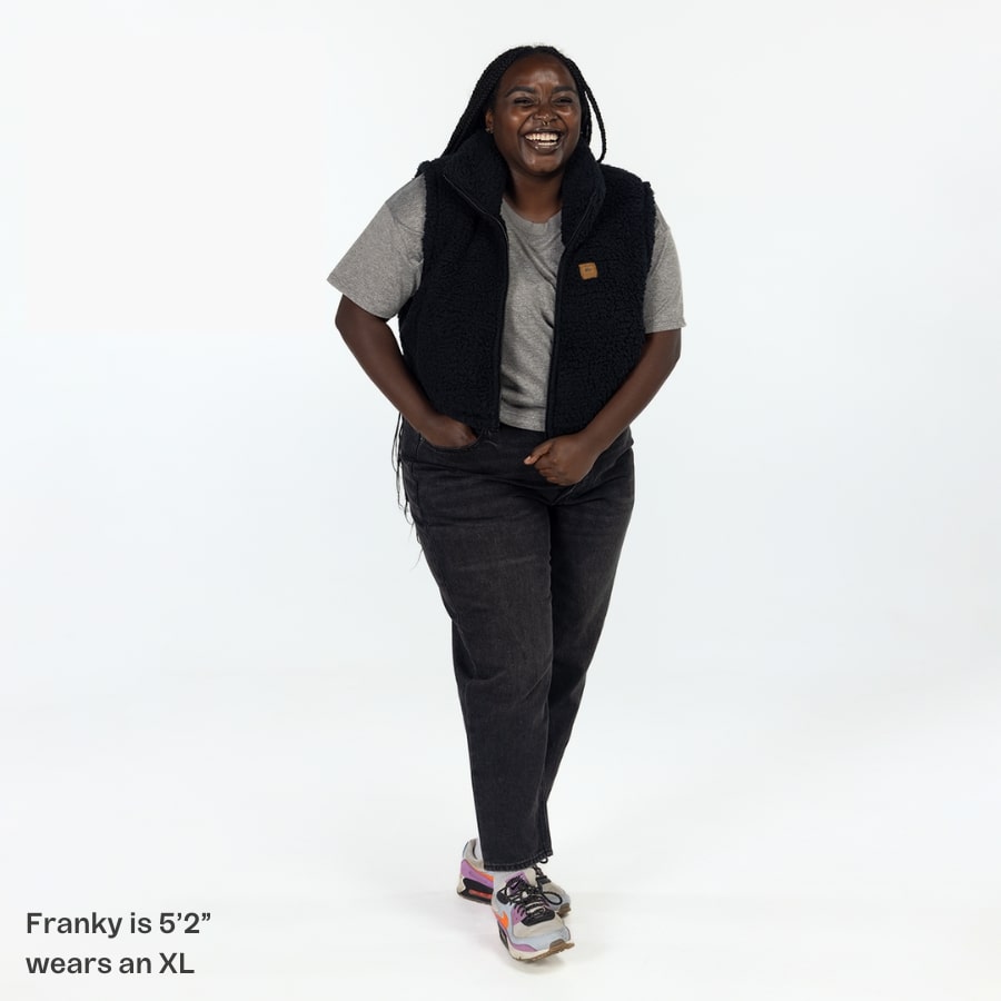 Comfort Lush Cropped Fleece Vest / Color-Black